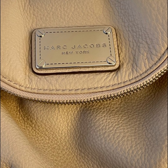 Marc Jacob’s Taupe Fold Over Zippered Pocket Adjustable Crossbody Strap - Picture 5 of 10